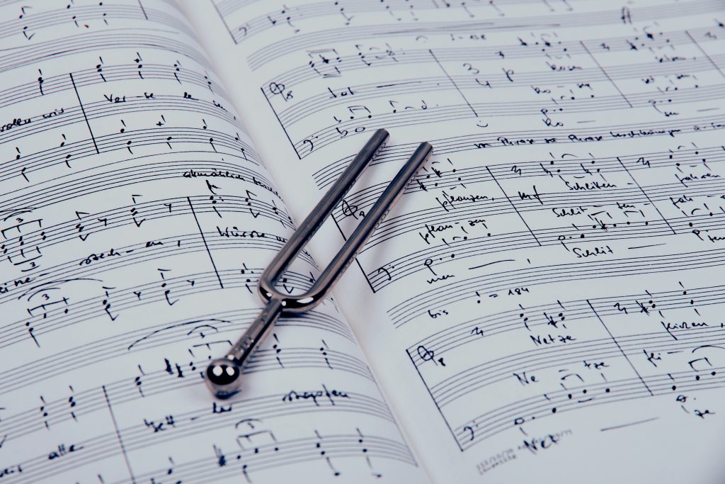 Stimmgabel auf Notenblatt